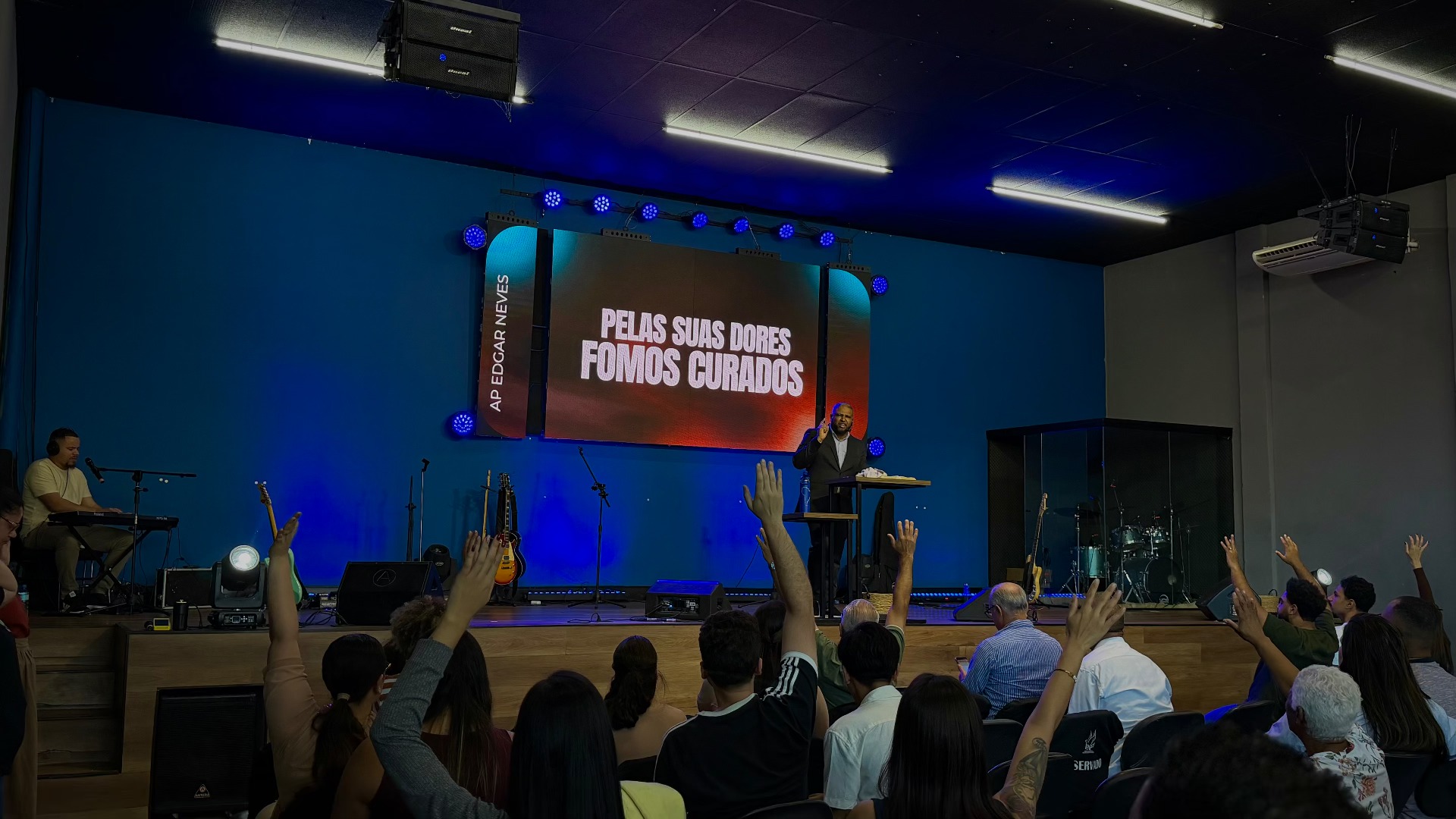 Pregação no púlpito durante o culto